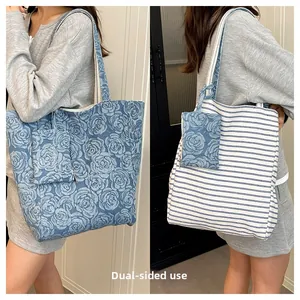 Detalle del bolso tote reversible con jacquard de rosas azules y rayas