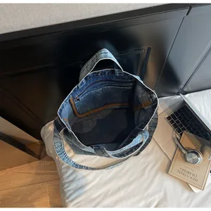 Detailansicht der Denim-Tasche mit geräumigem Innenraum und Reißverschlussfach