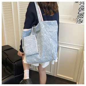 Detalle del bolso tote jacquard rosa azul claro con estuche a juego y correa a rayas