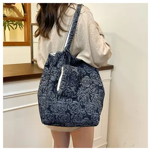 Vista macro del bolso tote de jacquard azul con pequeña bolsa con cremallera a juego