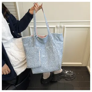 Detalle del bolso tote de jacquard azul claro con neceser a juego con cremallera