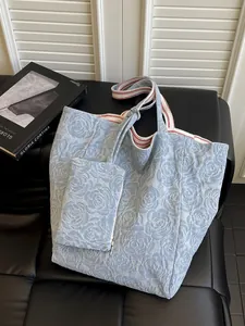 Bolso tote jacquard azul claro con flores rosas, asas a rayas rojas y estuche
