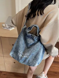 Washed Blue Denim Tote Bag für Damen mit „Leisurely Carefree“-Schriftzug und großem Volumen