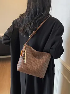 Braune geflochtene Hobo-Tasche aus Leder mit bunten Perlenanhängern für Damen