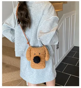 Détail d'un sac bandoulière chiot en peluche marron avec fourrure douce et cuir