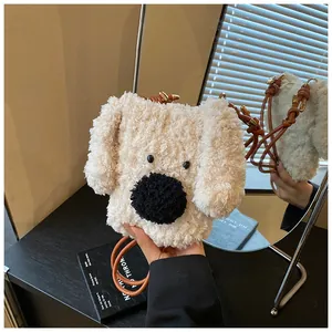 Détail du sac chiot en peluche blanche montrant la texture bouclée et la boucle dorée