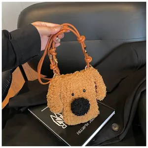 Détail du sac peluche chiot avec texture en fausse fourrure douce et accents de cuir
