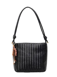 Retro schwarze geflochtene Beuteltasche für Damen mit dekorativem Holzperlen-Anhänger