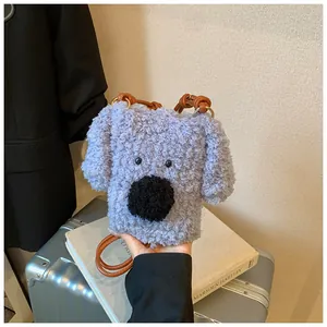 Détail du sac bandoulière chiot en peluche bleue avec fourrure douce et lanière en cuir