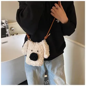 Gros plan du sac bandoulière blanc en peluche en forme de chien avec texture douce