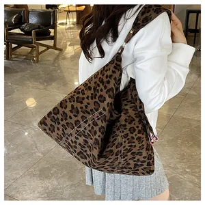 Vista dettagliata della borsa tote leopardata con cuciture decorative bianche