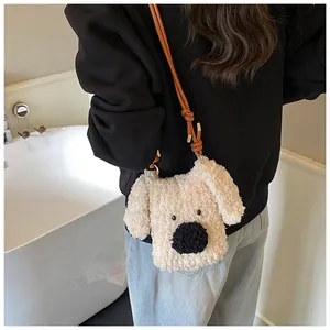 Détail du sac à bandoulière chiot en peluche blanche avec texture douce et sangle brune