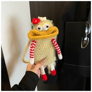Detail der handgefertigten Häkel-Umhängetasche mit lustigem Monster-Mund und Streifenarmen