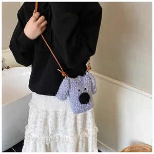 Détail du sac bandoulière chiot en peluche violette douce avec une fine bandoulière