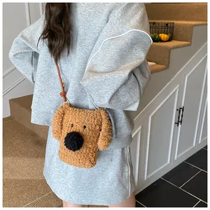 Détail du sac à bandoulière mignon en peluche pour chien avec texture de fourrure