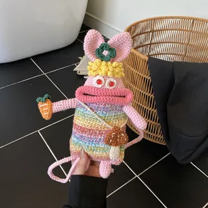 Detail der handgefertigten rosa Häkeltasche mit Hasenmotiv und Regenbogenstreifen