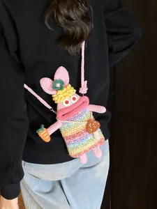 Handgefertigte Häkel-Umhängetasche mit Cartoon-Hase, Regenbogenstreifen und Anhängern