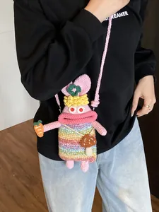 Handgefertigte Häkel-Umhängetasche Hase mit Regenbogenstreifen und Karotte