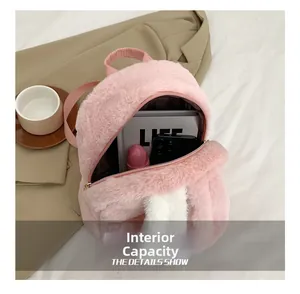 Capacità interna del mini zaino di peluche rosa con orecchie da coniglio e accessori