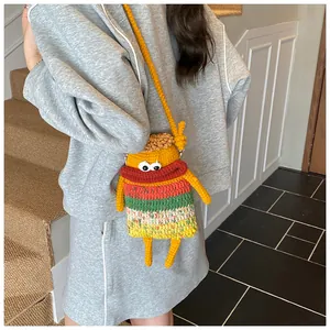 Détail d'un sac bandoulière monstre en crochet fait main avec texture tricotée