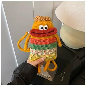 Gros plan du sac monstre au crochet fait main avec laine jaune et grandes lèvres rouges