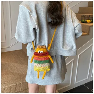 Vue de dos d'un mannequin portant un sac à bandoulière monstre en tricot fait main