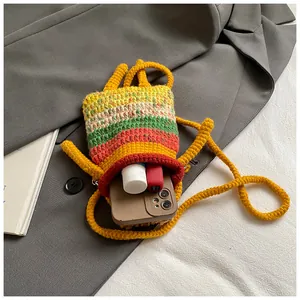 Détail du sac bandoulière au crochet multicolore aux textures tricotées main vives
