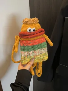 Sac bandoulière monstre au crochet fait main avec fil jaune vif et grosses lèvres amusantes