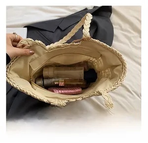 Vista dall'alto dell'interno della borsa in paglia con tasca con zip e ampia capienza