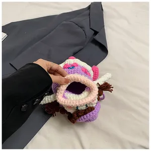 Borsa fatta a mano all'uncinetto con labbra di salsiccia, perle e trama a maglia colorata