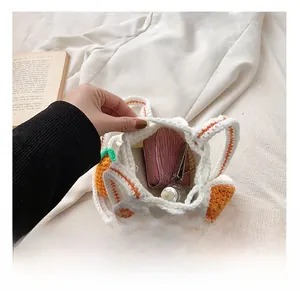 Détail de l'intérieur spacieux du sac au crochet fait main avec oreilles de lapin