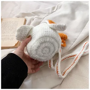 Détail d'un sac au crochet fait main avec oreilles de lapin et fleurs orange