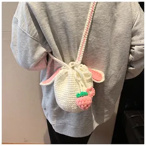 Détail du sac à bandoulière lapin fait main avec oreilles roses et charm fraise