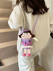 Borsa a tracolla in lana lavorata a mano con design cartoon, dettagli ciliegia e decorazioni