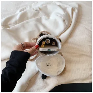 Dettaglio dell'interno della borsa a panda lavorata a maglia con spazio per cellulare e trucco