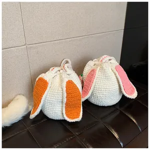 Détail de sacs lapin faits main au crochet avec textures tissées et cordon de serrage