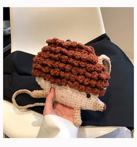 Vue détaillée d'un sac hérisson crocheté à la main avec texture 3D et bandoulière