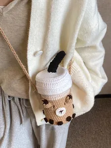 Simpatica borsa a tracolla in maglia da donna a forma di bubble tea con orsetto