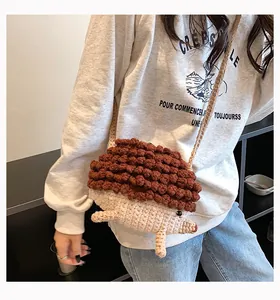 Sac bandoulière hérisson au crochet fait main avec détails de texture sur sweat blanc