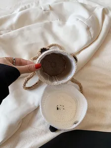 Borsa a tracolla panda in maglia a forma di cilindro con tracolla in corda intrecciata