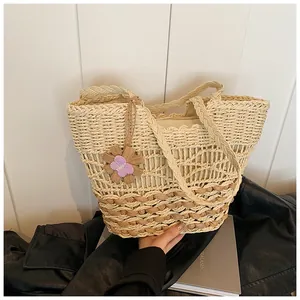 Dettaglio della borsa tote in paglia con patchwork a contrasto e motivo a griglia vuota