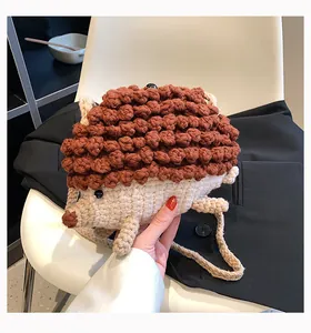 Détail du tricot d'un sac bandoulière hérisson 3D mignon en laine marron duveteuse