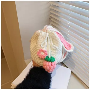 Détails du sac à cordon en crochet blanc fait main avec oreilles de lapin roses et fraise