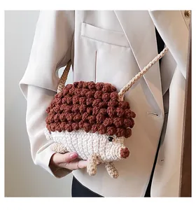 Détail du sac à bandoulière hérisson au crochet avec texture 3D et design mignon à la main