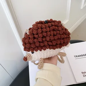 Détail du sac hérisson crocheté à la main avec boucles 3D et bandoulière tricotée