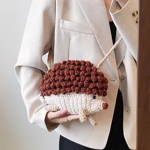 Détail d'un sac à bandoulière hérisson au crochet avec des motifs de fils texturés en relief