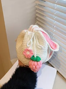 Sac Bandoulière Seau en Crochet Fait Main Avec Oreilles de Lapin pour Enfants Femmes Mini Sac à Épaule Tissé Avec Pendentifs Carotte et Fraise