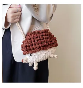 Vue détaillée du sac hérisson crocheté à la main et de la texture tissée en 3D