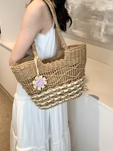Grande borsa tote in paglia con finiture bianche e ciondolo a fiore per le vacanze