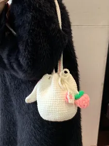 Sac seau fait main au crochet avec oreilles de lapin en laine beige et breloque fraise